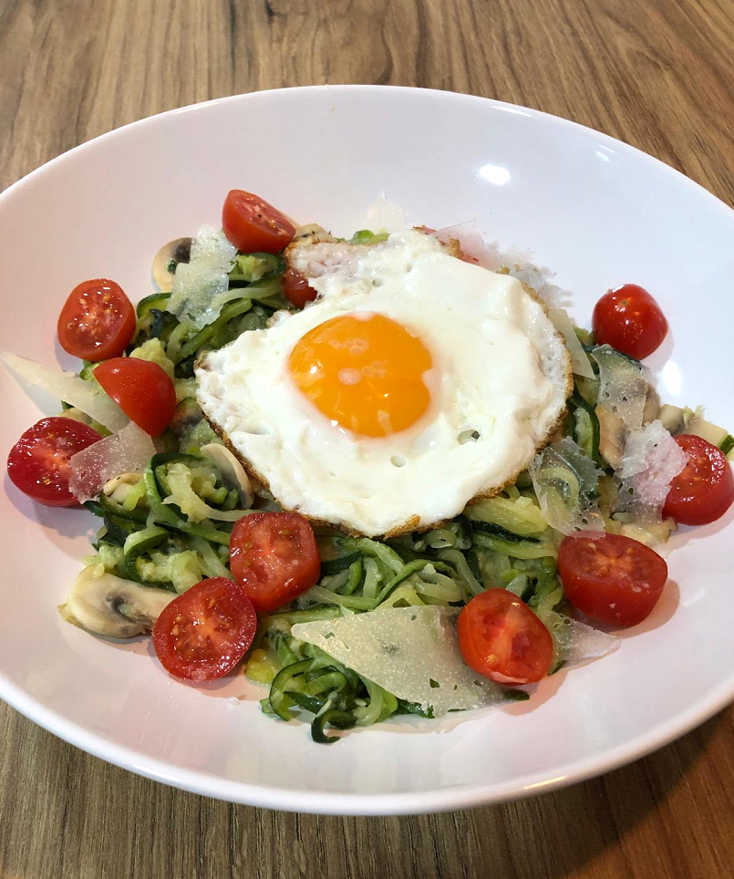 CALABACÍN CON PESTO DE AGUACATE Y HUEVO